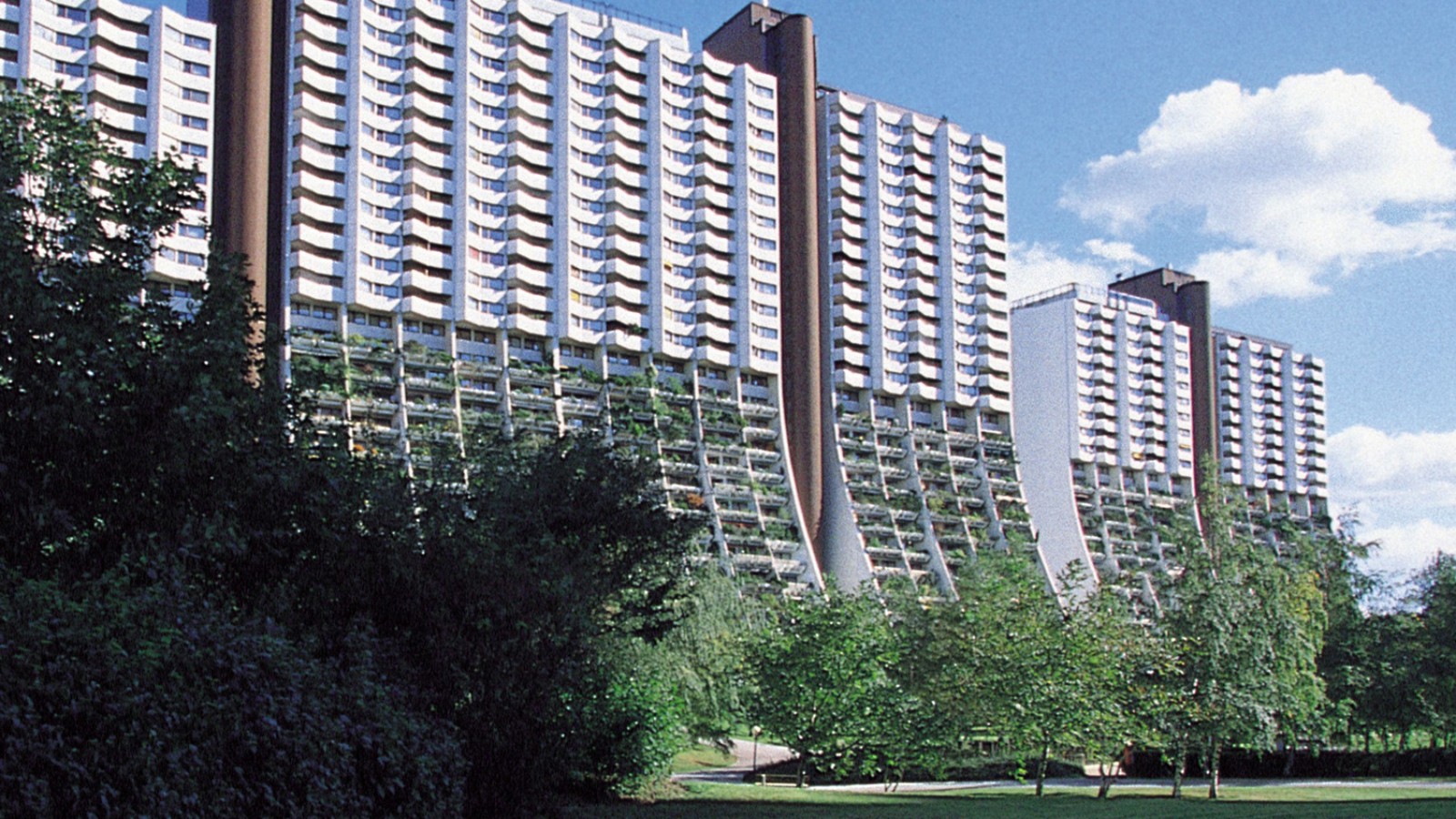 Pentru a instala țevile HDPE, unii dintre muncitori au trebuit să coboare în rapel pe balcon, precum alpiniștii (© Gesiba) Pentru a instala țevile HDPE, unii dintre muncitori au trebuit să coboare în rapel pe balcon, precum alpiniștii (© Gesiba)