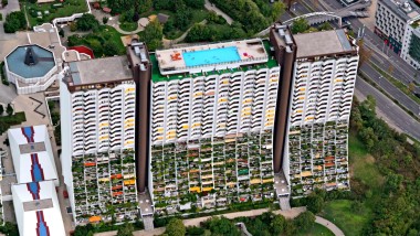 La acea vreme, piscinele erau o noutate în locuințele sociale și o marcă înregistrată a arhitectului Harry Glück (© Julius Silver) La acea vreme, piscinele erau o noutate în locuințele sociale și o marcă înregistrată a arhitectului Harry Glück (© Julius Silver)