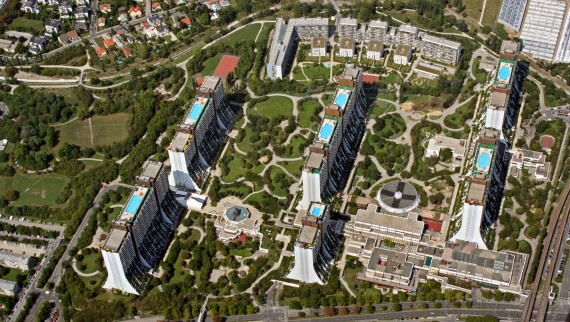 Piscinele de pe cele șapte acoperișuri sunt piesa centrală a complexului. (© Julius Silver) Piscinele de pe cele șapte acoperișuri sunt piesa centrală a complexului. (© Julius Silver)