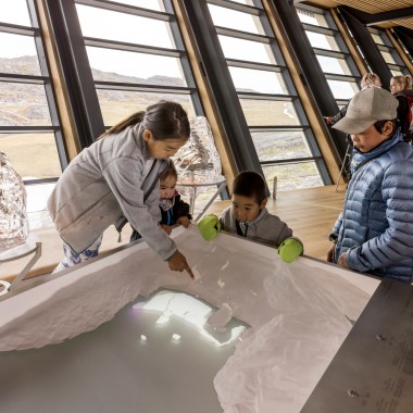Copii în expoziția de la Centrul Icefjord Ilulissat (© Adam Mørk) Copii în expoziția de la Centrul Icefjord Ilulissat (© Adam Mørk)