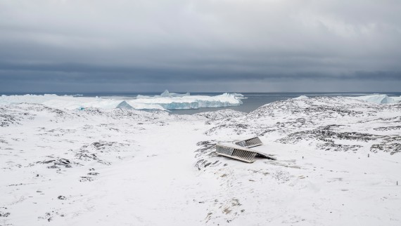 Centrul Ice Fjord este singura clădire din mijlocul peisajului înghețat. (© Adam Mørk) Centrul Ice Fjord este singura clădire din mijlocul peisajului înghețat. (© Adam Mørk)