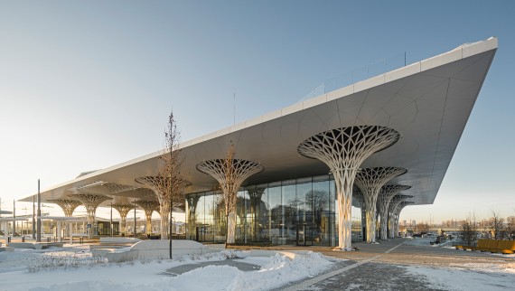 Cutie în cutie: Cubul de sticlă al gării metropolitane din Lublin este încorporat în structura cu un acoperiș și coloane traforate (© Rafał Chojnacki) Cutie în cutie: Cubul de sticlă al gării metropolitane din Lublin este încorporat în structura cu un acoperiș și coloane traforate (© Rafał Chojnacki)