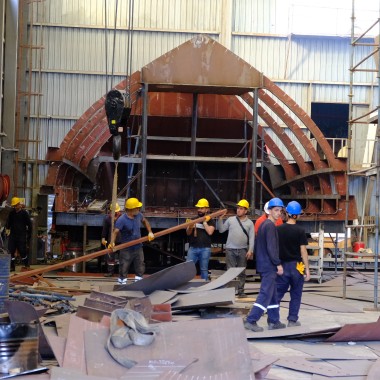 Șantierul naval ADA Yachting din Bodrum este un stup de activitate. Construcția iahtului necesită numeroși muncitori calificați și durează doi ani buni. (© Serkan Ali Çiftçi)