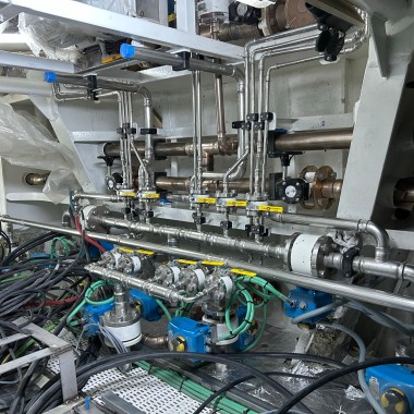 Așa arată sala motoarelor unui iaht de la șantierul naval Su Marine. Țevile din oțel inoxidabil Mapress și conductele CuNiFe sunt instalate într-un spațiu foarte restrâns. (© Su Marine Yachting)