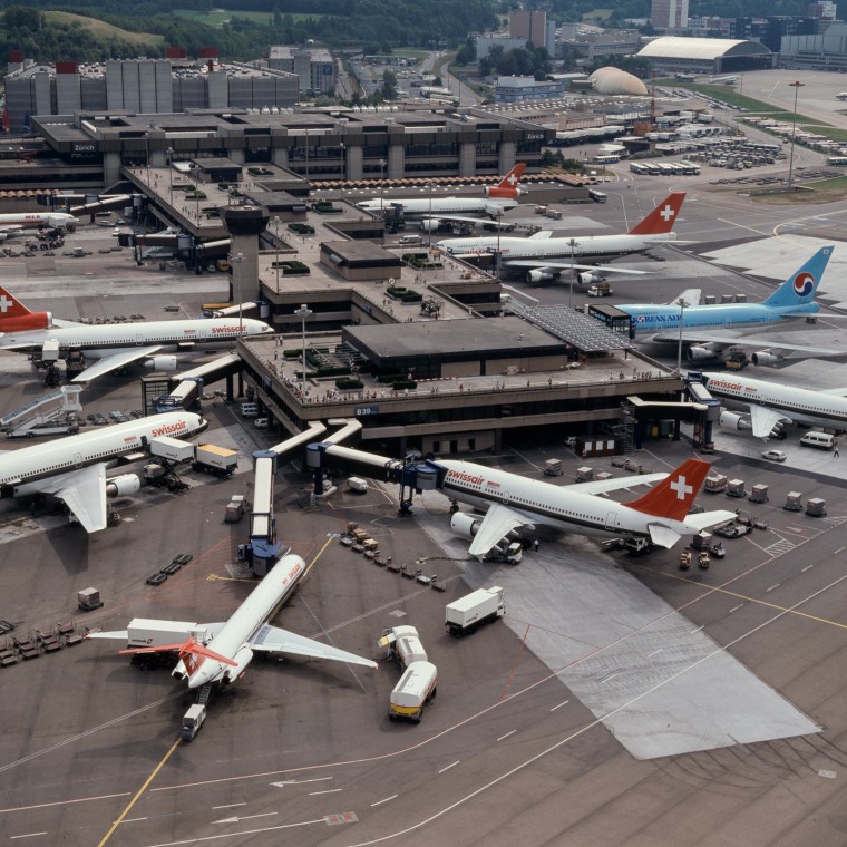 Vedere de sus a terminalului B din Zurich din anii 1980 (© Swissair) Vedere de sus a terminalului B din Zurich din anii 1980 (© Swissair)