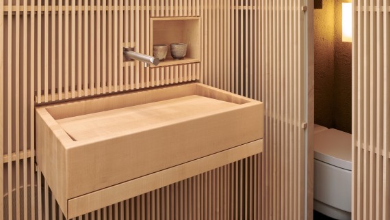 Toaleta ca loc de refugiu: fără stimuli vizuali inutili - și un vas wc cu funcție de bideu de la Geberit. (© David Willen Studio) Toaleta ca loc de refugiu: fără stimuli vizuali inutili - și un vas wc cu funcție de bideu de la Geberit. (© David Willen Studio)