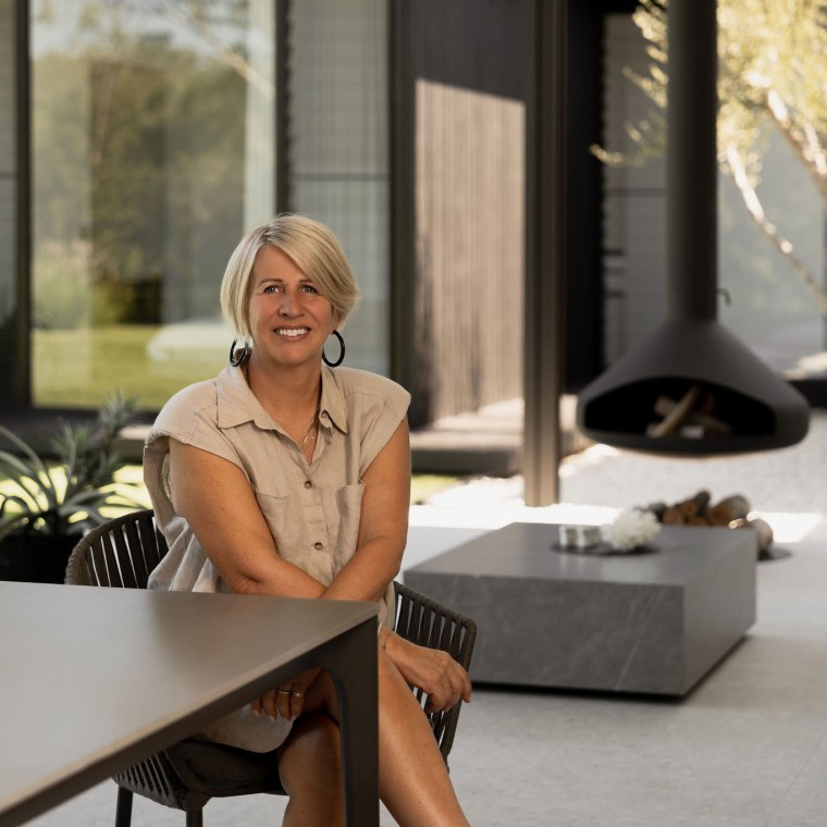 Când plouă (și chiar plouă), șemineul oferă o atmosferă confortabilă - iar Geberit Pluvia asigură drenajul optim al acoperișului. (© Alyne Media)