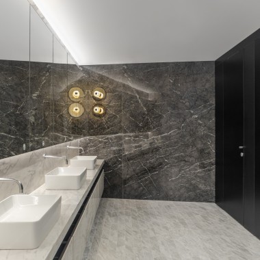 Eleganță simplă – și în instalațiile sanitare. În spatele peretelui: sistemul de toaletă cu economisire de apă de la Geberit.(© Ana Skobe) Eleganță simplă – și în instalațiile sanitare. În spatele peretelui: sistemul de toaletă cu economisire de apă de la Geberit.(© Ana Skobe)