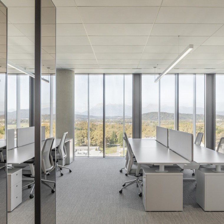 Spații de lucru pe nouă etaje: modulele de birouri pot fi combinate sau extinse în funcție de cerințele chiriașilor. (© Ana Skobe)