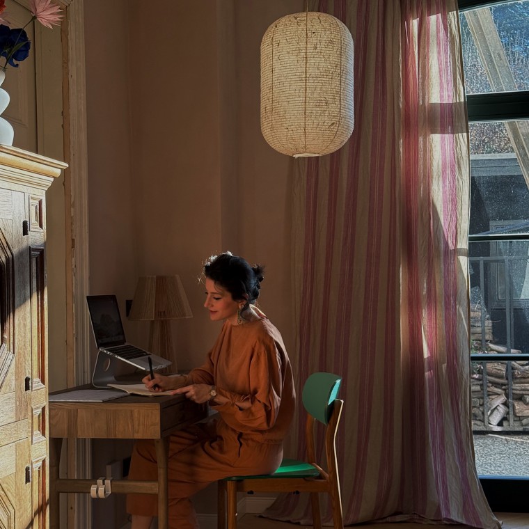 Büşra Qadir numește stilul său interior „fusion living”, combinând culturi, stiluri și culori (© Büşra Qadir) Büşra Qadir numește stilul său interior „fusion living”, combinând culturi, stiluri și culori (© Büşra Qadir)