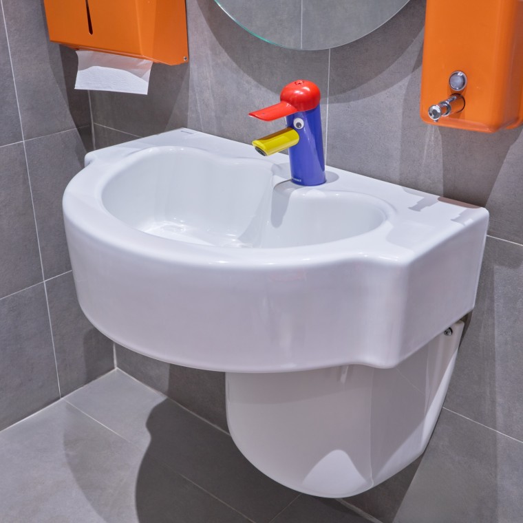 Produsele din colecția Geberit Bambini sunt utilizate pentru copii. (© Oğuzhan Kasar)