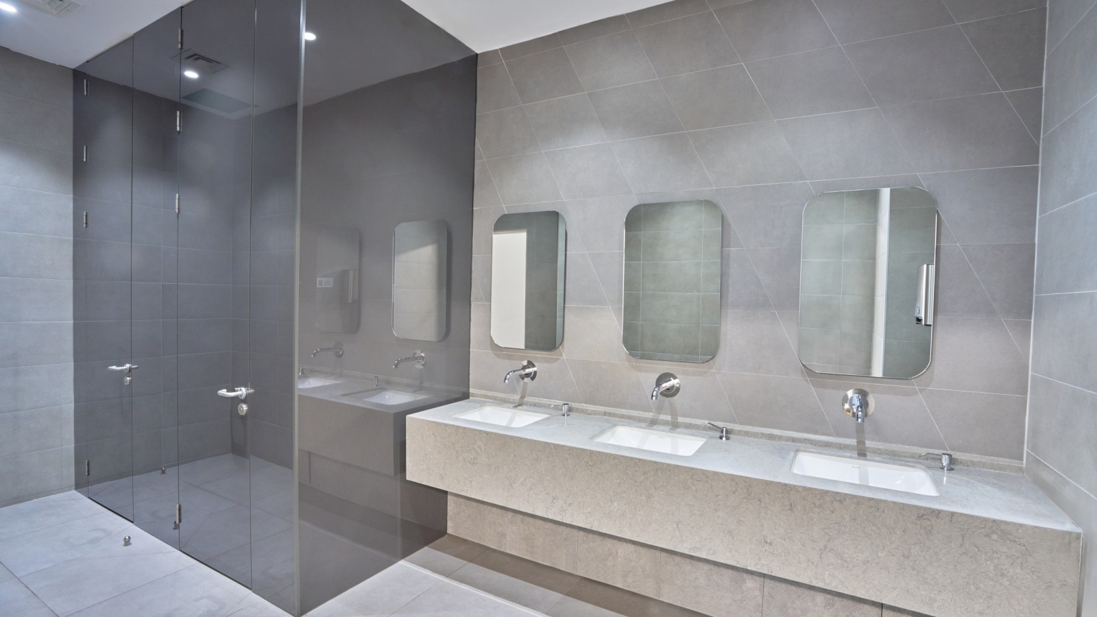 Simplu și elegant: Lavoar Geberit VariForm și baterii Piave. © Oğuzhan Kasar