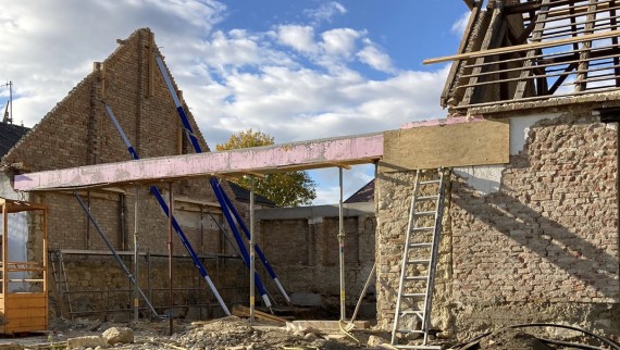 Cum a început totul: vechiul hambar în 2021 (© Anna W.) Cum a început totul: vechiul hambar în 2021 (© Anna W.)