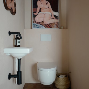 Vasul wc cu funcție de bideu AquaClena Mera curăță delicat cu apă. Asortate: clapeta de acționare Sigma70 și lavoarul iCon Light. (© Anna W.) Vasul wc cu funcție de bideu AquaClena Mera curăță delicat cu apă. Asortate: clapeta de acționare Sigma70 și lavoarul iCon Light. (© Anna W.)