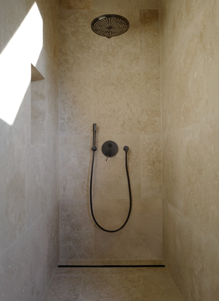 Eleganță simplă: rigola de duș CleanLine80 în crom negru și cu strat anti-amprente (© Anna W.) Eleganță simplă: rigola de duș CleanLine80 în crom negru și cu strat anti-amprente (© Anna W.)