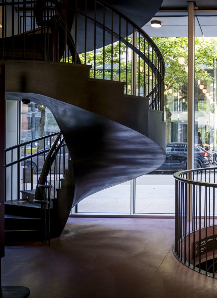 Scările în spirală sunt un element de design puternic în interior. (© Frederik Beyens) Scările în spirală sunt un element de design puternic în interior. (© Frederik Beyens)