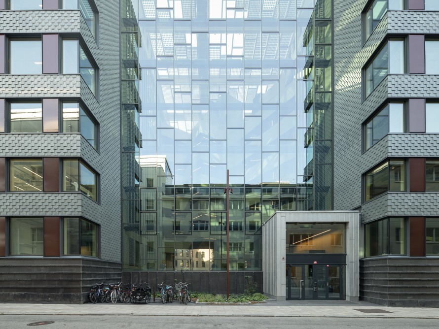 Trei secțiuni ale clădirii, anterior separate, au fost unite printr-o curte interioară comună pentru a forma un nou ansamblu (© baraBild)