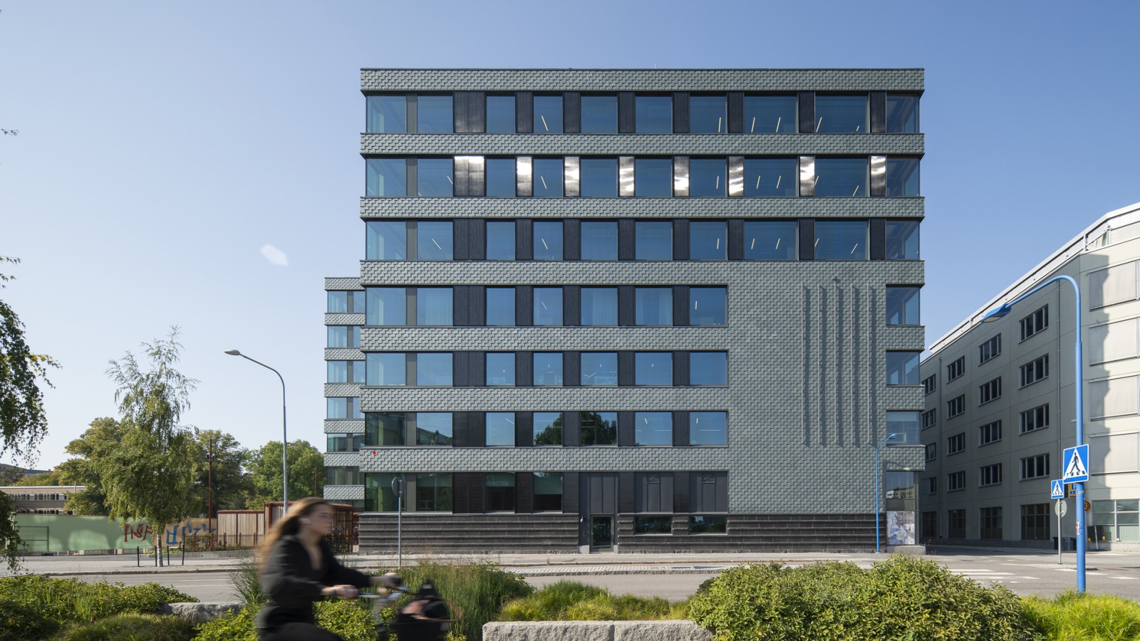 Fațada din ardezie și panourile solare integrate asigură eficiența energetică (© baraBild)