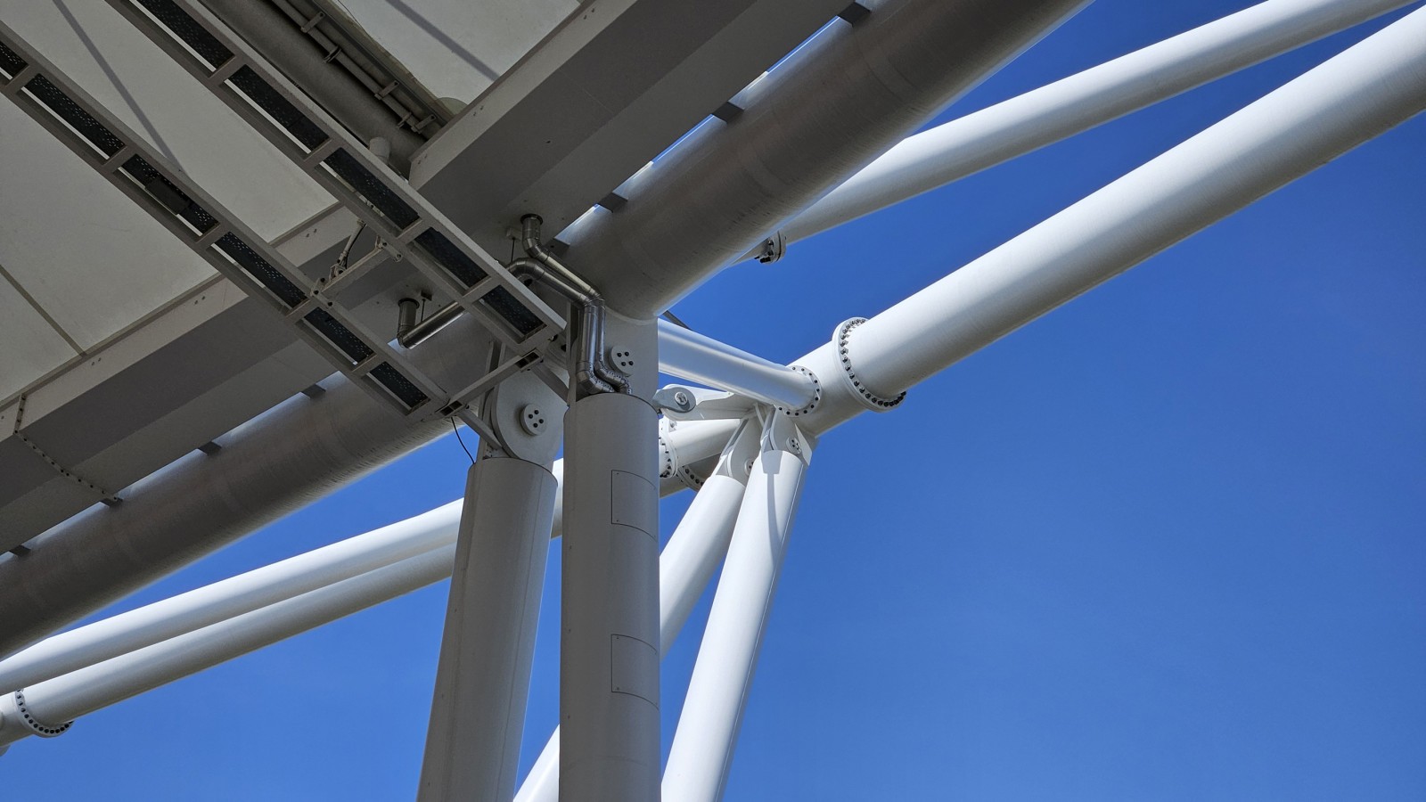 Ascuns în grinzi: sistemul de drenaj pentru acoperișuri Geberit Pluvia este încastrat (© Geberit) Ascuns în grinzi: sistemul de drenaj pentru acoperișuri Geberit Pluvia este încastrat (© Geberit)