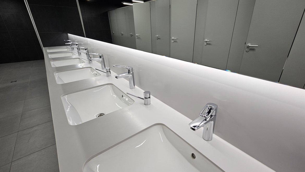 Multe produse Geberit sunt instalate în toaletele publice, cum ar fi lavoarele VariForm (© Geberit) Multe produse Geberit sunt instalate în toaletele publice, cum ar fi lavoarele VariForm (© Geberit)