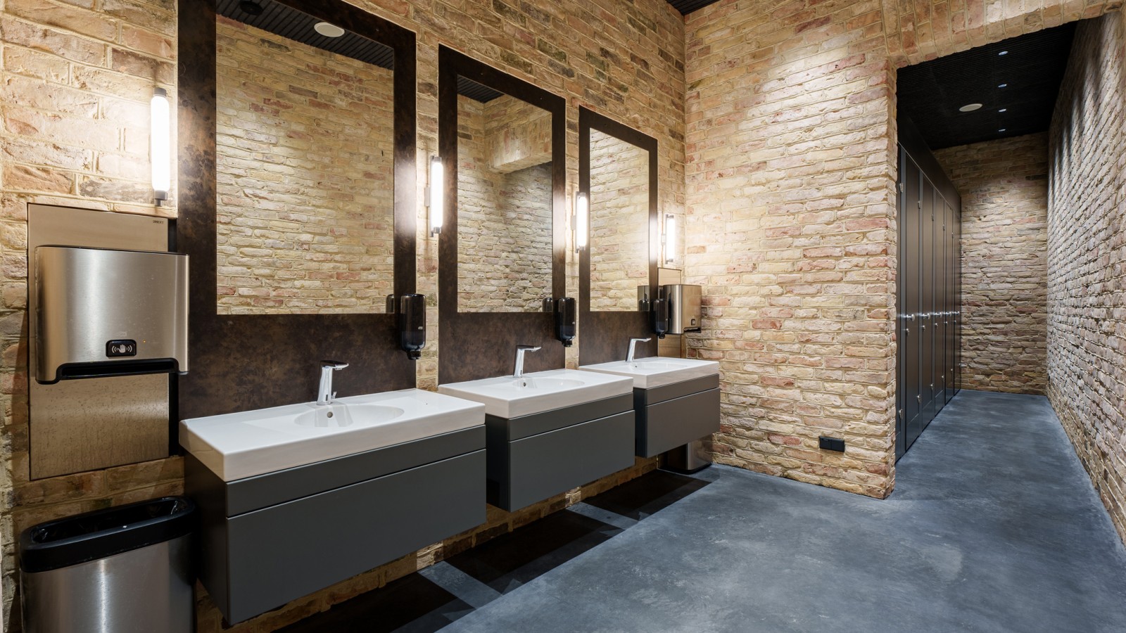 Lavoarele din linia Geberit Preciosa oferă toaletelor o eleganță stilată (© Jānis Salmanis) Lavoarele din linia Geberit Preciosa oferă toaletelor o eleganță stilată (© Jānis Salmanis)