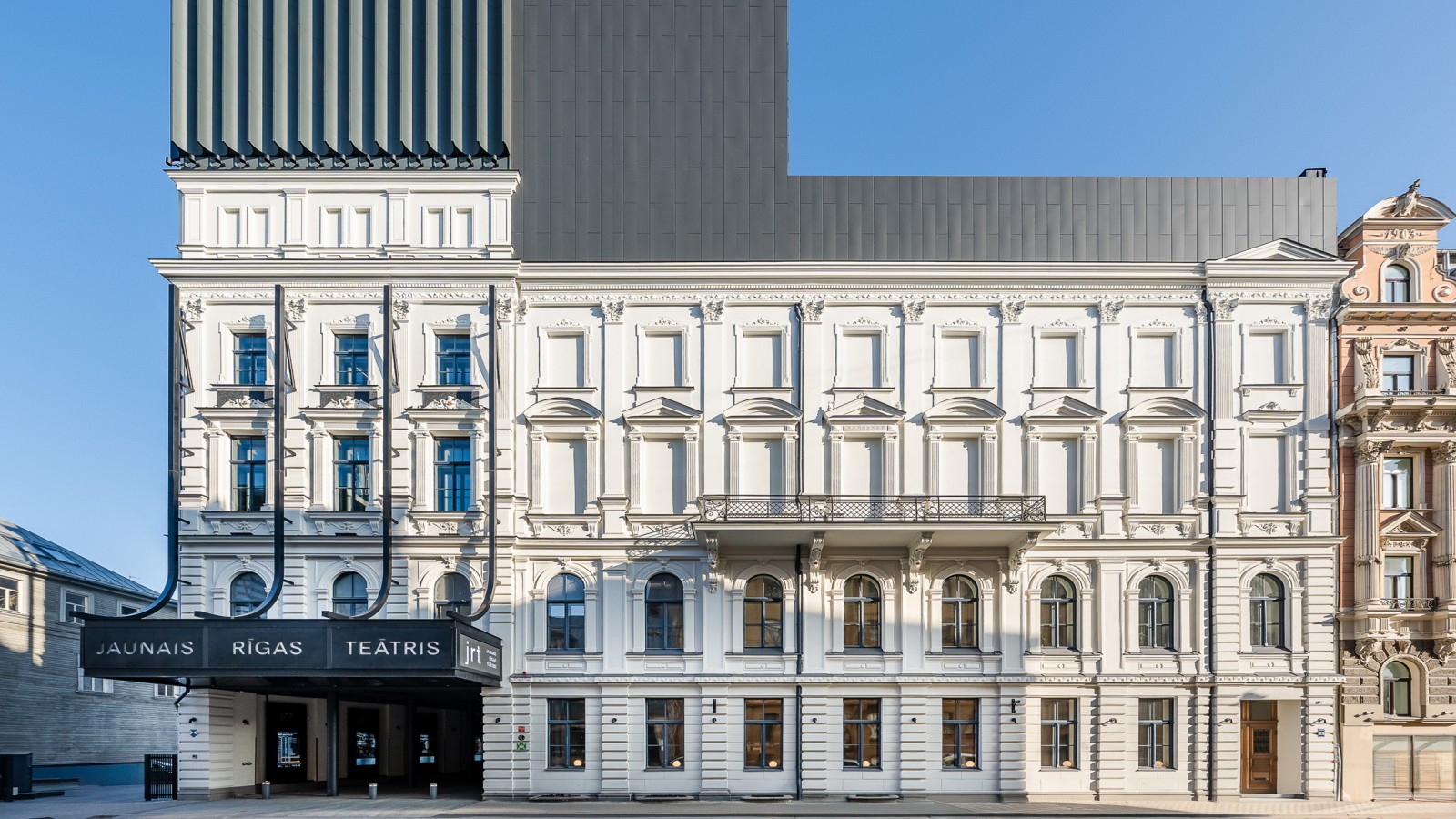 De la o clădire veche dărăpănată la o bijuterie arhitecturală: Noul Teatru din Riga (© Jānis Salmanis) De la o clădire veche dărăpănată la o bijuterie arhitecturală: Noul Teatru din Riga (© Jānis Salmanis)