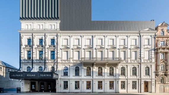 De la o clădire veche dărăpănată la o bijuterie arhitecturală: Noul Teatru din Riga (© Jānis Salmanis) De la o clădire veche dărăpănată la o bijuterie arhitecturală: Noul Teatru din Riga (© Jānis Salmanis)