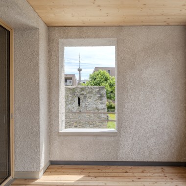 Pereții balconului și suprafața fațadei sunt tencuite. © Openly / Jens Ellensohn Pereții balconului și suprafața fațadei sunt tencuite. © Openly / Jens Ellensohn