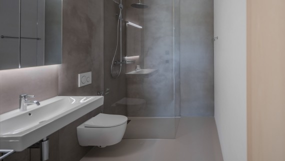 Băile sunt dotate cu WC-uri și lavoare Geberit. (© Openly / Jens Ellensohn) Băile sunt dotate cu WC-uri și lavoare Geberit. (© Openly / Jens Ellensohn)