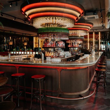 La parter: legendarul Heineken Hoek Grand Café are un nou aspect. (© Nina Slagmolen) La parter: legendarul Heineken Hoek Grand Café are un nou aspect. (© Nina Slagmolen)