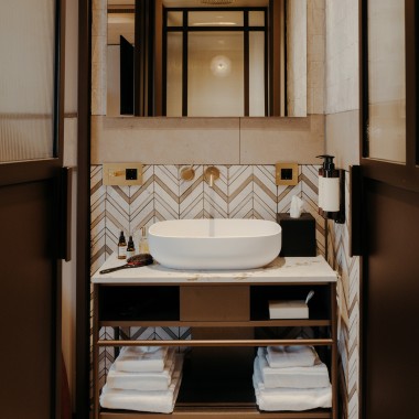 Băile sunt echipate cu vase wc cu funcție de bideu din linia premium AquaClean Mera (© Nina Slagmolen) Băile sunt echipate cu vase wc cu funcție de bideu din linia premium AquaClean Mera (© Nina Slagmolen)