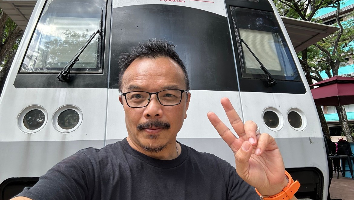 Fascinat de ideea de a trăi simplu și eficient: fondatorul hotelului Liang Chiang Seah (© Liang Chiang Seah) Fascinat de ideea de a trăi simplu și eficient: fondatorul hotelului Liang Chiang Seah (© Liang Chiang Seah)