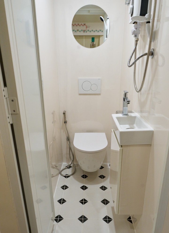Confort în spații foarte mici: mini-băile sunt echipate cu toalete Geberit iCon montate pe perete și clapete de acționare Sigma01. (© Watson Lau) Confort în spații foarte mici: mini-băile sunt echipate cu toalete Geberit iCon montate pe perete și clapete de acționare Sigma01. (© Watson Lau)