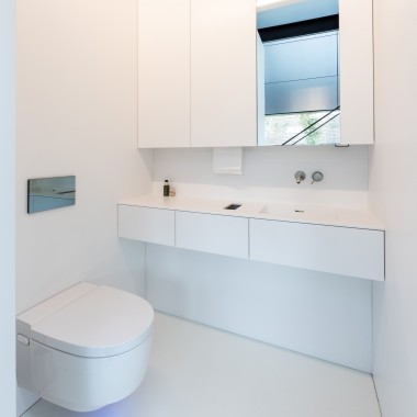 Design interior minimalist, confort maxim – cu vasul wc cu func'ie de bideu Geberit AquaClean Mera Comfort. (© Lucas van der Wee) Design interior minimalist, confort maxim – cu vasul wc cu func'ie de bideu Geberit AquaClean Mera Comfort. (© Lucas van der Wee)
