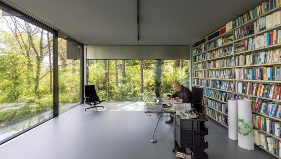 Unde interiorul și exteriorul se contopesc: Jan Pesman în biroul său (© Lucas van der Wee) Unde interiorul și exteriorul se contopesc: Jan Pesman în biroul său (© Lucas van der Wee)