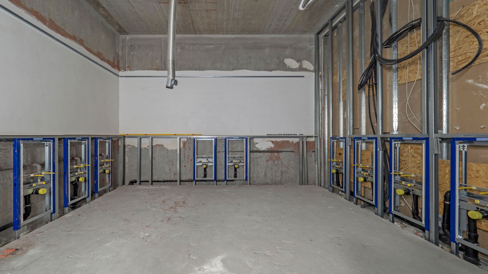 Sala 12 instalație sanitară în timpul fazei de instalare Sala 12 instalație sanitară în timpul fazei de instalare