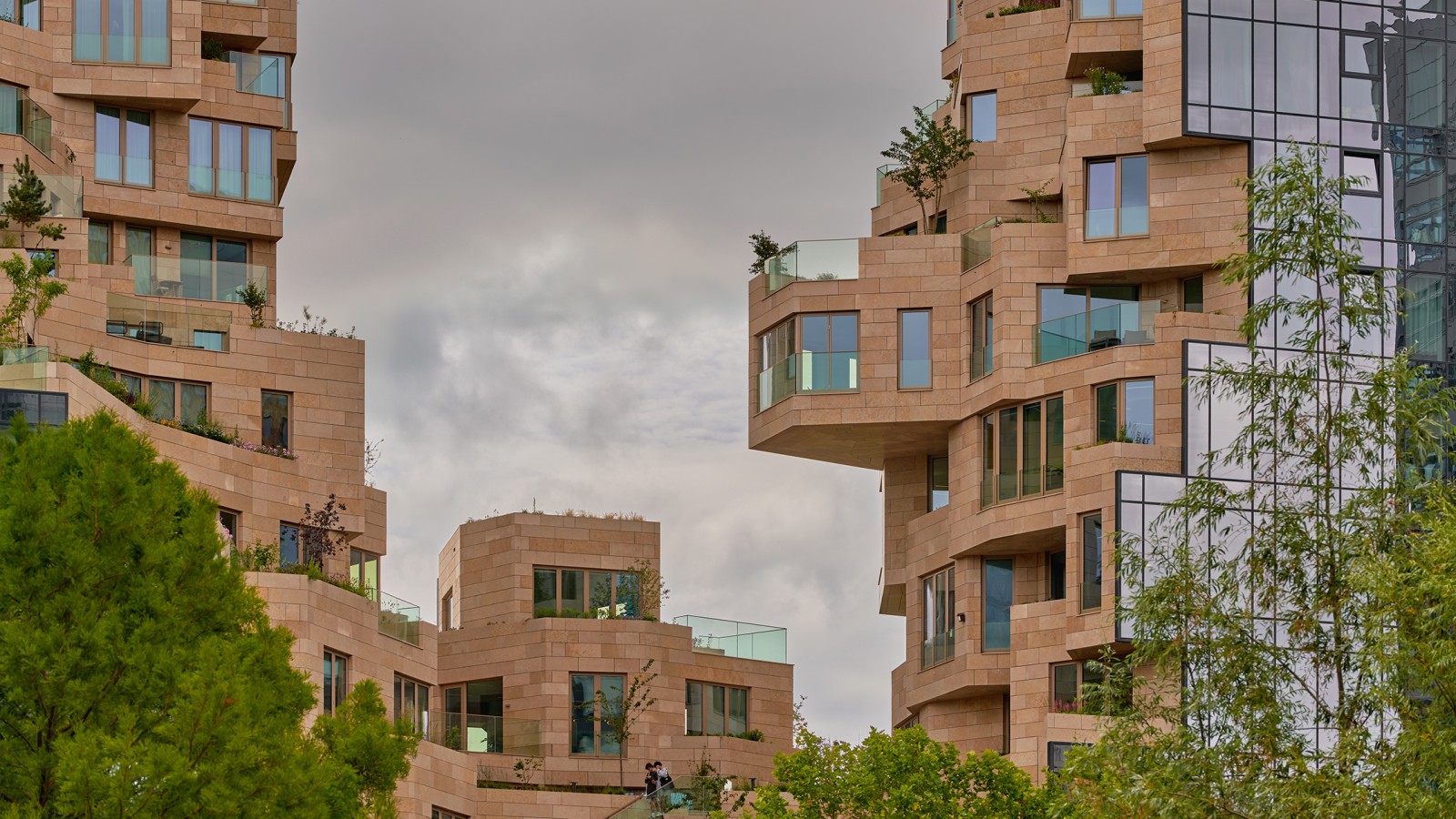 În prezent încă goală, fațada va fi în curând înverzită: 155 de soiuri de plante cresc aici (© Marcel Steinbach)