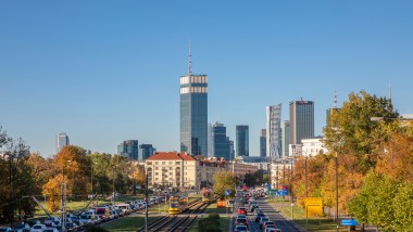 Varso Place, cu turnul său înalt de 310 metri, veghează asupra întregii Varșovii (© Aaron Hargreaves/Foster + Partners)