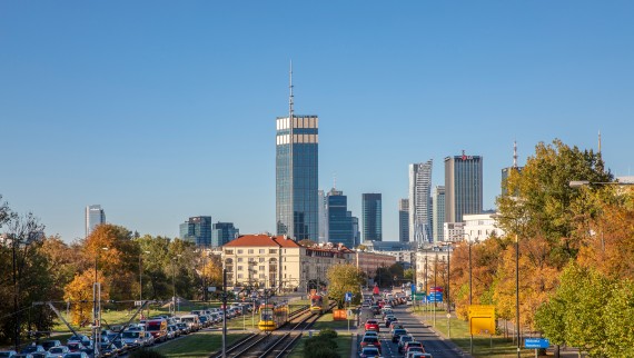 Varso Place, cu turnul său înalt de 310 metri, veghează asupra întregii Varșovii (© Aaron Hargreaves/Foster + Partners) Varso Place, cu turnul său înalt de 310 metri, veghează asupra întregii Varșovii (© Aaron Hargreaves/Foster + Partners)