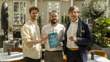 Directorul general al Bjerg Arkitektur, Kjeld Bjerg (de la dreapta) și arhitecții Carsten Wraae Jensen și Mads Bjerg Nørkjær au fost convinși de cel mai bun design. (© Wilfred Gachau) Directorul general al Bjerg Arkitektur, Kjeld Bjerg (de la dreapta) și arhitecții Carsten Wraae Jensen și Mads Bjerg Nørkjær au fost convinși de cel mai bun design. (© Wilfred Gachau)