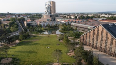 Centrul cultural LUMA din Arles: în prim-plan parcul de studiouri și marea sală de evenimente, iar în vârf, turnul de 56 de metri înălțime realizat de Frank Gehry (© Rémi Bénali, Arles)