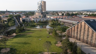 Centrul cultural LUMA din Arles: în prim-plan parcul de studiouri și marea sală de evenimente, iar în vârf, turnul de 56 de metri înălțime realizat de Frank Gehry (© Rémi Bénali, Arles) Centrul cultural LUMA din Arles: în prim-plan parcul de studiouri și marea sală de evenimente, iar în vârf, turnul de 56 de metri înălțime realizat de Frank Gehry (© Rémi Bénali, Arles)