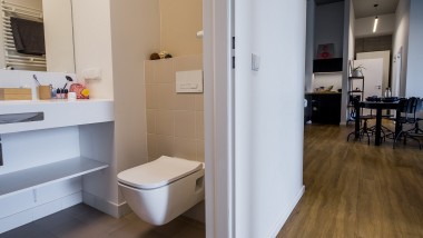 Un design care mărește spațiul: o mini baie într-un apartament din căminul studențesc LivinnX. (© Jaroslaw Kakal/Geberit)