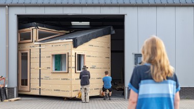 O mutare mare pentru o casă mică: În mai 2022, "Sprout" s-a mutat din atelier în cartierul verde din Olst-Wijhe (NL) (© Chiela van Meerwijk).