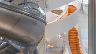 În interiorul turnului, o scară impunătoare, cu mai multe spirale, leagă etajele. Dacă doriți, puteți folosi un tobogan la coborâre. (© Adrian Deweerdt, Arles) În interiorul turnului, o scară impunătoare, cu mai multe spirale, leagă etajele. Dacă doriți, puteți folosi un tobogan la coborâre. (© Adrian Deweerdt, Arles)