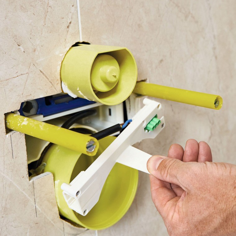 Alternativ: Instalarea fundului intermediar în cutia de alimentare și conectare de către o persoană calificată în domeniul electric după montarea panourilor. Alternativ: Instalarea fundului intermediar în cutia de alimentare și conectare de către o persoană calificată în domeniul electric după montarea panourilor.