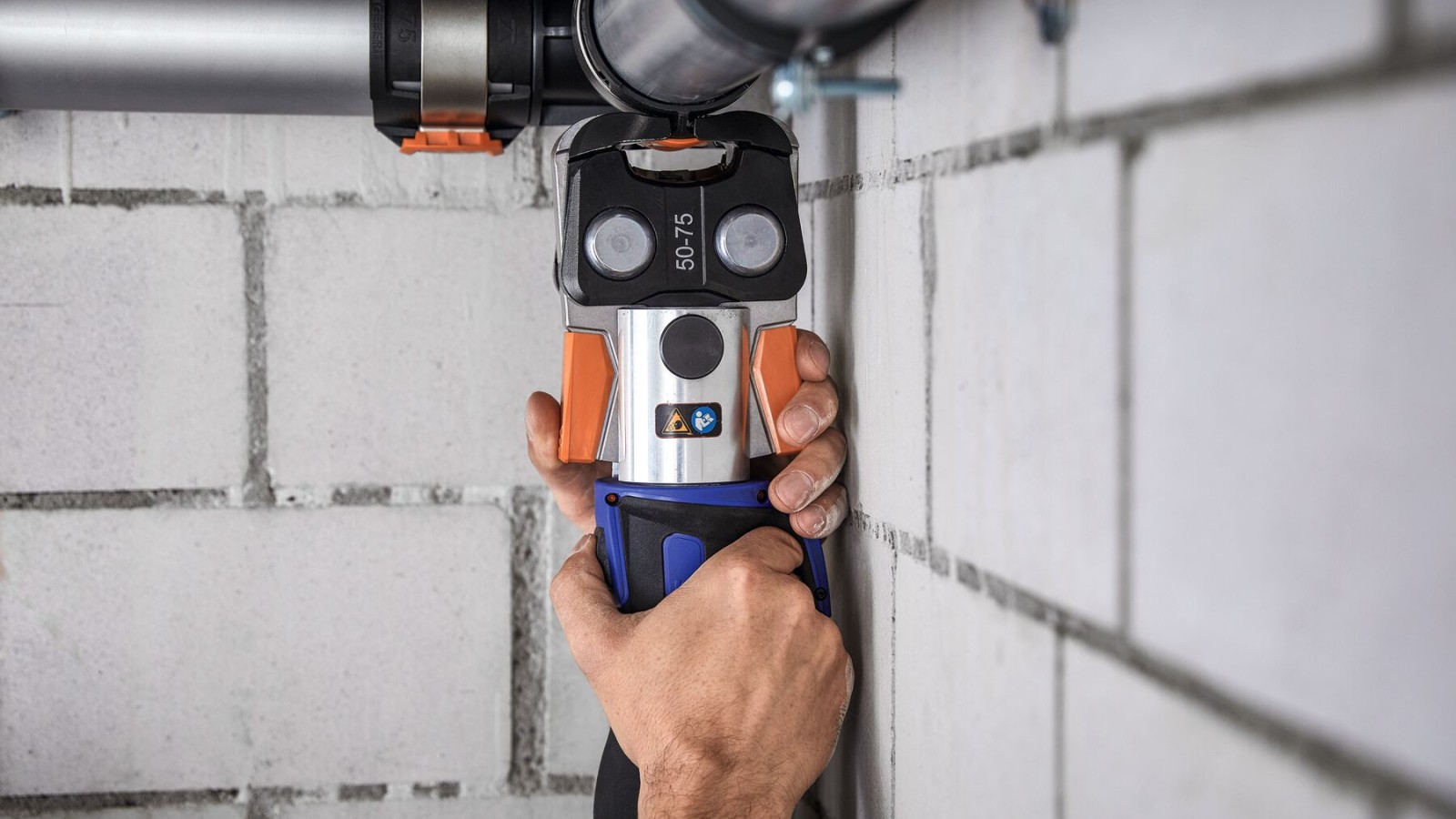 Geberit FlowFit poate fi presat în locuri înguste Geberit FlowFit poate fi presat în locuri înguste