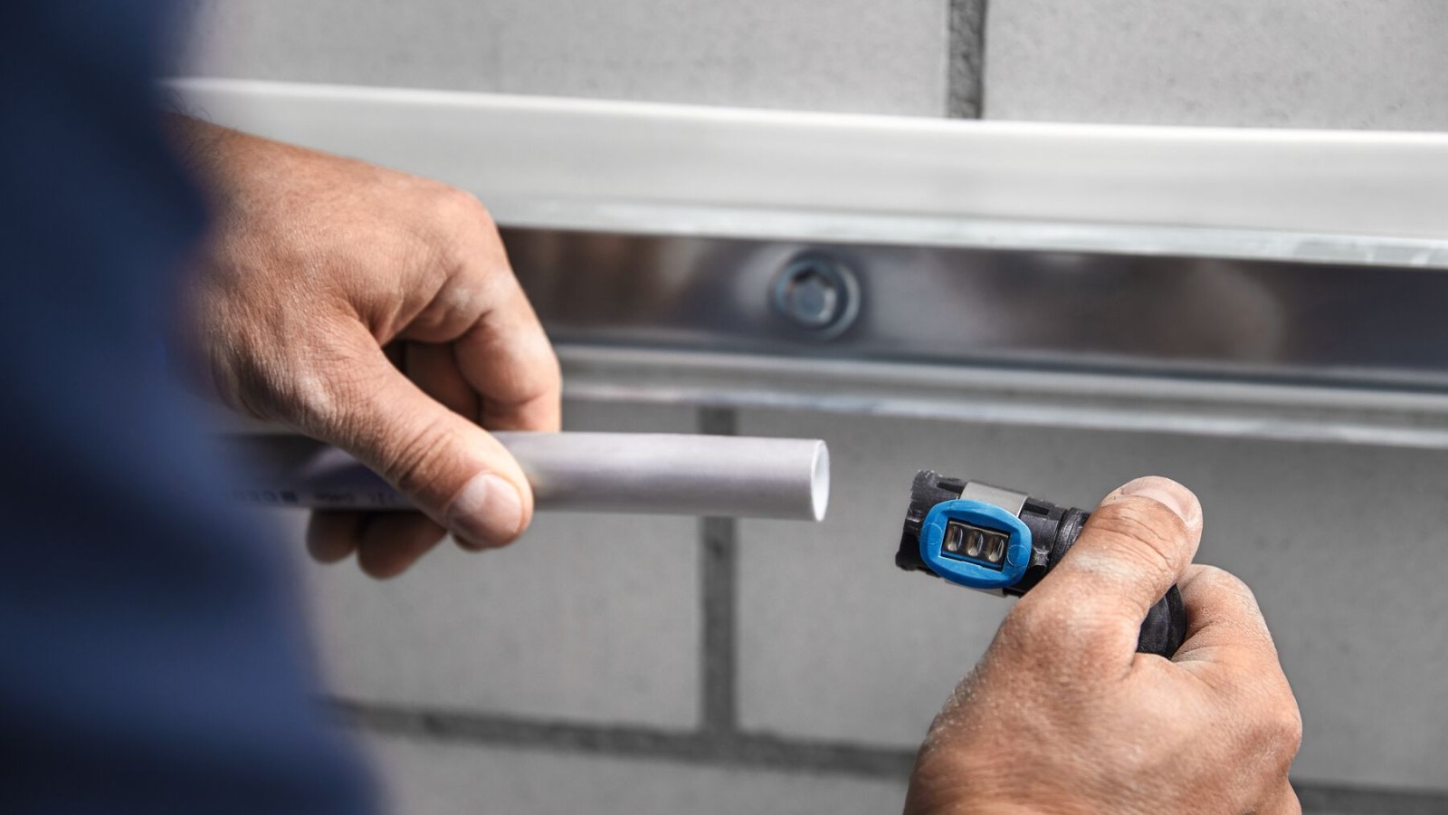 Fitingul Geberit FlowFit poate fi montat direct odată tăiat la lungime Fitingul Geberit FlowFit poate fi montat direct odată tăiat la lungime