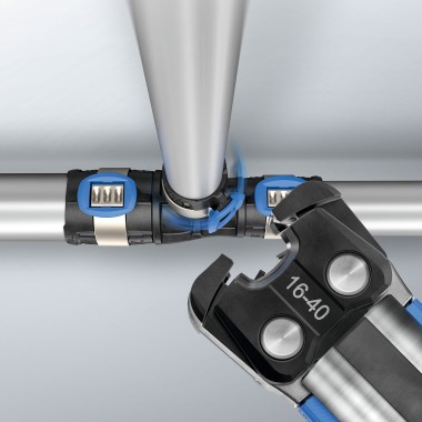 Sistemul de presare Geberit FlowFit este uşor de utilizat, chiar şi în cele mai dificile poziţii, datorită colierului de presare rotativ. Sistemul de presare Geberit FlowFit este uşor de utilizat, chiar şi în cele mai dificile poziţii, datorită colierului de presare rotativ.