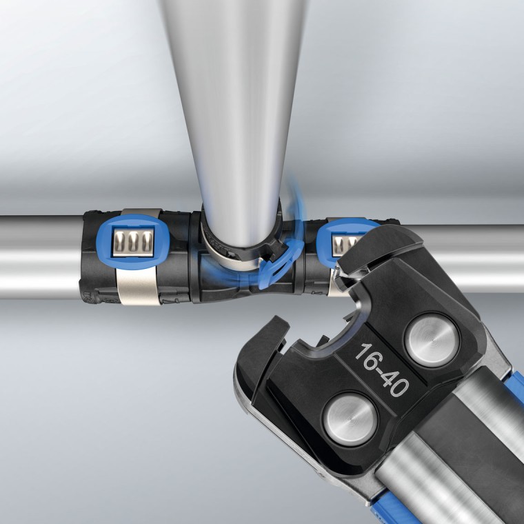 Sistemul de presare Geberit FlowFit este uşor de utilizat, chiar şi în cele mai dificile poziţii, datorită colierului de presare rotativ. Sistemul de presare Geberit FlowFit este uşor de utilizat, chiar şi în cele mai dificile poziţii, datorită colierului de presare rotativ.